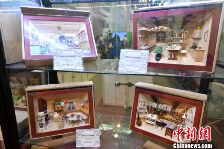 圖為臺灣的手工布景模型吸晴。　呂明 攝