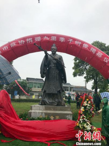 當(dāng)天，季子銅像在季子廟前落成揭幕?！铑伌?攝
