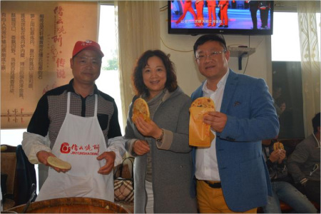 摩德納華商會會長留偉勇夫婦與趙一均大師合影。
