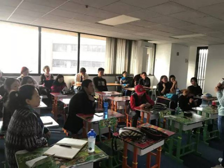 老師在耐心輔導(dǎo)。(南非約翰內(nèi)斯堡華星藝術(shù)團(tuán)供圖) 