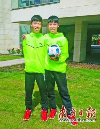 兩人合影。