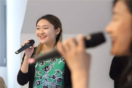 往屆獲獎選手于露昕、朱德穎的現(xiàn)場演繹