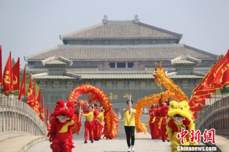 世界華人炎帝故里尋根節(jié)圣火采集儀式在湖北隨州炎帝故里風(fēng)景名勝區(qū)舉行。沈春艷　攝