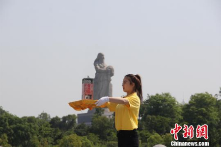 圣火采集手手捧炎帝圣火采集器。沈春艷 攝