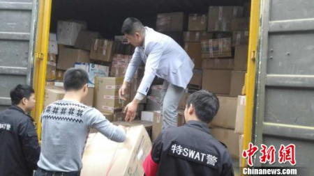 圖為：警方扣押玻尿酸、美白面膜等假藥、假器材現場?！⊥跻槐?攝