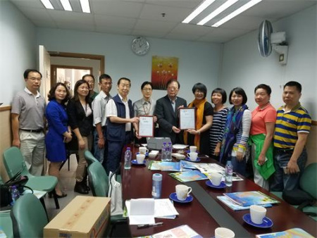 圖是陪同的香港厚街同鄉(xiāng)會向夏利萊博士伉儷綜合復康中心負責人頒發(fā)感謝狀。