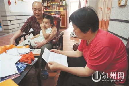 老兩口將美茵的信都保存著，時(shí)常拿出來(lái)看看，以解思念之苦。
