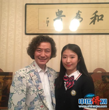 圖為旅日京劇表演藝術(shù)家吳汝俊與“小同行”切磋技藝。
