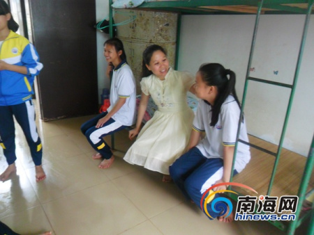 多年過去，孩子們對(duì)周萍已經(jīng)變成一種依賴。這種信任不僅是老師和學(xué)生，也是一種親情。這群特殊孩在周萍老師無微不至，盡心盡力地培育下，他們?nèi)缃褡兊媒】?、樂觀、積極向上。(南海網(wǎng)記者 孫令正 攝)