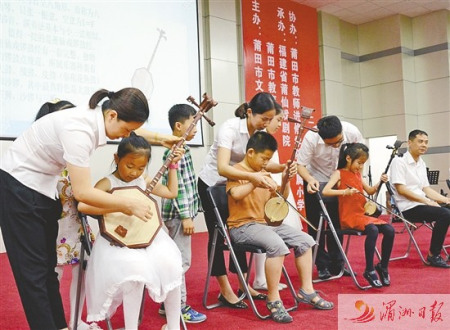 莆仙戲樂師現(xiàn)場(chǎng)教學(xué)生演奏器樂。