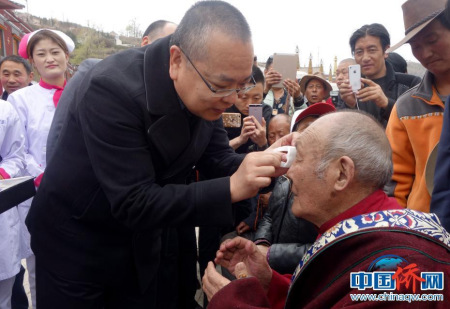 中國華僑公益基金會(huì)副理事長兼秘書長何繼寧為提前接受手術(shù)治療的白內(nèi)障患者揭紗。<a target='_blank' >中新社</a>記者 孫睿 攝