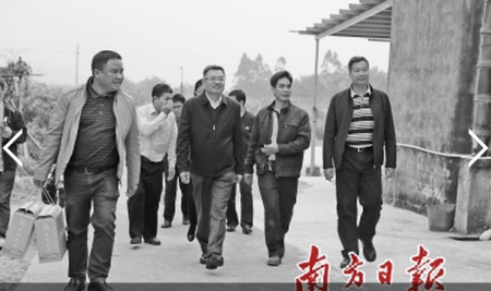 廣東省僑辦黨組書記曾慶榮(右三)在恩平市大槐華僑農(nóng)場(chǎng)開展“暖僑心送溫暖”慰問(wèn)。