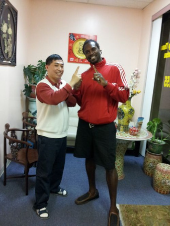于醫(yī)師（左）曾治療英國奧運(yùn)拳擊冠軍多年。（美國《僑報(bào)》）