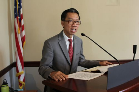 HR 31起草人周本立在決議案中指定每年的5月10日為加州鐵路華工紀(jì)念日。（美國《僑報(bào)》/高睿 攝）
