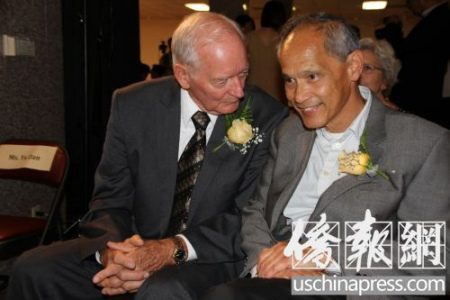守墓人拉里（左）和鐵路華工后裔Russell Low（右）在首映禮上攀談。（美國(guó)《僑報(bào)》/邱晨 攝）
