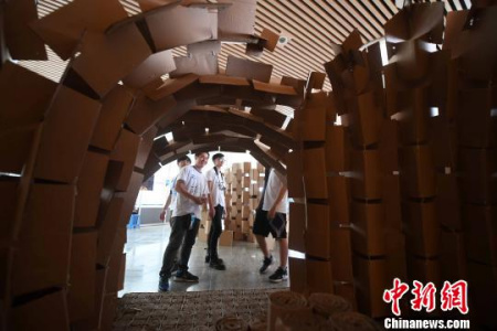 5月13日，參賽選手搭建的各式各樣、奇妙的建筑吸引許多學(xué)生前來(lái)參觀?！埍?攝