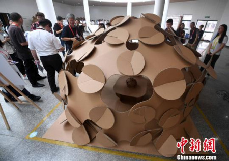 5月13日，比賽評(píng)委們正在對(duì)學(xué)生設(shè)計(jì)的“房屋”進(jìn)行評(píng)分?！埍?攝