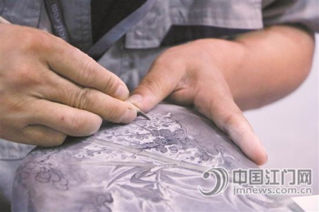 恩州奇石，產(chǎn)于恩平，該石質(zhì)地柔韌、縝密，溫潤、細(xì)膩，紋理豐富、色澤多姿多彩。圖為雕刻師現(xiàn)場展示雕刻技藝。