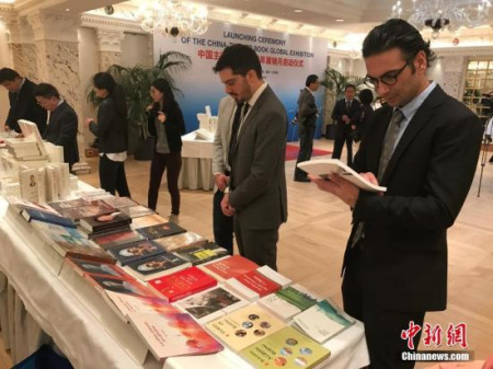 當(dāng)?shù)貢r(shí)間1月9日，中國主題圖書全球新年展銷月在瑞士日內(nèi)瓦拉開帷幕。展銷月活動(dòng)將重點(diǎn)展銷《習(xí)近平談治國理政》等多種優(yōu)秀圖書，涵蓋中國政治、經(jīng)濟(jì)、文化、歷史等方面。<a target='_blank' >中新社</a>記者 沈晨 攝 當(dāng)?shù)貢r(shí)間1月9日，中國主題圖書全球新年展銷月在瑞士日內(nèi)瓦拉開帷幕。展銷月活動(dòng)將重點(diǎn)展銷《習(xí)近平談治國理政》等多種優(yōu)秀圖書，涵蓋中國政治、經(jīng)濟(jì)、文化、歷史等方面。<a target='_blank' >中新社</a>記者 沈晨 攝