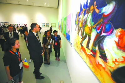 2015年9月7日，第二屆絲綢之路國際藝術(shù)節(jié)開幕式暨開幕展覽“絲綢之路——意會中國”國際美術(shù)展在陜西省西安市西安當(dāng)代藝術(shù)館舉行。本報(bào)記者 盧 旭 攝