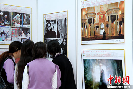 圖為哈薩克斯坦學生在欣賞攝影作品。<a target='_blank' >中新社</a>記者 文龍杰 攝