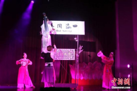當?shù)貢r間1月18日晚，“文化中國·四海同春”首次亮相素有“小福州”之稱的馬來西亞詩巫。至此，2017年“文化中國·四海同春”首個藝術(shù)團的訪演圓滿收官。圖為大木偶特技《桃花韻·書藝》。<a target='_blank' >中新社</a>記者 陸春艷 攝