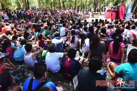 阿根廷華人布袋戲團(tuán)送戲下鄉(xiāng)的演出現(xiàn)場。（阿根延華人網(wǎng) 柳軍 攝）