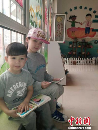 中俄混血的女兒唐·索菲婭、兒子唐健皓在中國讀書 麗達 攝