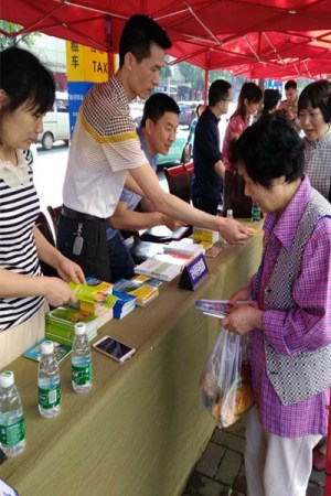 　　在中心城區(qū)開展僑務(wù)政策和涉僑法律法規(guī)宣傳。圖片來源：益陽文明網(wǎng)