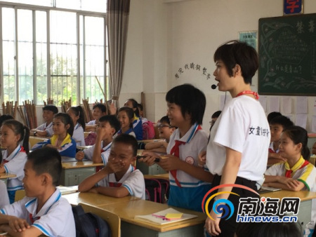 女童保護(hù)基金文昌壹善公益團(tuán)隊(duì)在文昌展開全覆蓋式教學(xué)，普及學(xué)生3000余人。南海網(wǎng)記者 孫令正 攝