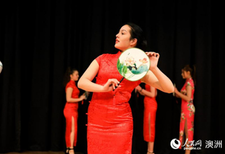 塞繆爾·馬斯頓女子學校學生在活動中表演中國旗袍秀