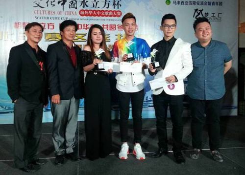 成人組首三名獎項得主與頒獎嘉賓合影。