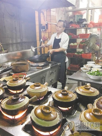 南興路曾經(jīng)是食肆云集的地方，被俗稱為“頸赤街”。如今街中的煲仔飯，仍然吸引“鐵粉”去追尋。