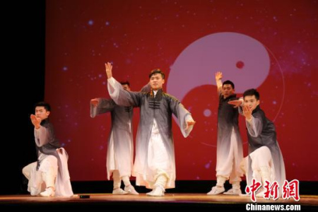 圖為首都體育學(xué)院的史龍龍等表演太極《中華神韻》　尹法根　攝 圖為中華文化大樂園青少年中華藝能翹楚與嘉賓合影留念?！∫ǜz