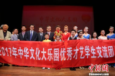 圖為首都體育學(xué)院的史龍龍等表演太極《中華神韻》　尹法根　攝 圖為中華文化大樂園青少年中華藝能翹楚與嘉賓合影留念。　尹法根　攝 圖為中華文化大樂園青少年中華藝能翹楚與嘉賓合影留念。　尹法根　攝