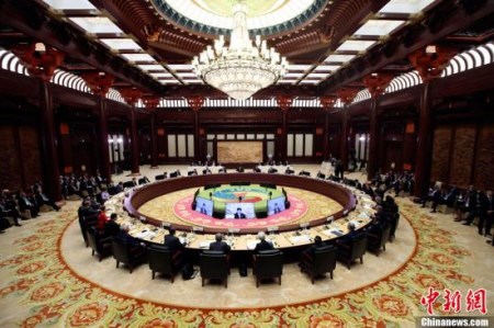 5月15日，“一帶一路”國際合作高峰論壇在北京雁棲湖國際會議中心舉行圓桌峰會。<a target='_blank' >中新社</a>記者 盛佳鵬 攝