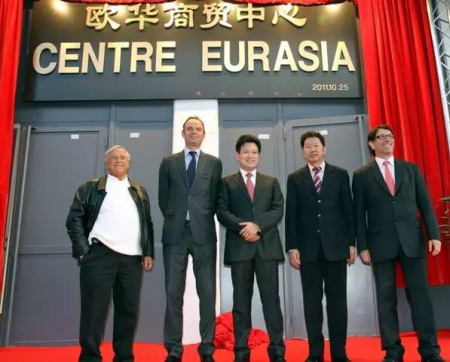 黃學(xué)勝(中)與擔(dān)任市長(zhǎng)時(shí)的愛德華•菲利普(左2)(法國(guó)《歐洲時(shí)報(bào)》)0 黃學(xué)勝(中)與擔(dān)任市長(zhǎng)時(shí)的愛德華•菲利普(左2)(法國(guó)《歐洲時(shí)報(bào)》)0