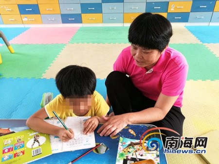 韓文英教育光榮院里的兒童識字寫字。南海網記者高鵬 攝