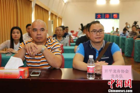 參加新聞會(huì)發(fā)布會(huì)的龍舟隊(duì)伍代表。唐貴江 攝