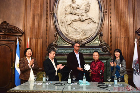 Javier Andrade議員將獎牌頒發(fā)給鐘清。(阿根廷華人網(wǎng)/柳軍 攝)