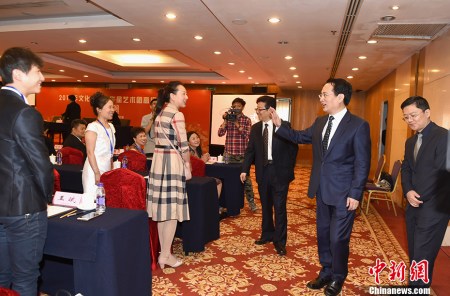 5月17日，由中國國務(wù)院僑務(wù)辦公室舉辦的2017年“文化中國·華星藝術(shù)團(tuán)高級(jí)研修班”在北京舉行開班儀式，來自23個(gè)國家的77名海外文化社團(tuán)負(fù)責(zé)人將進(jìn)行為期10天的學(xué)習(xí)交流。國務(wù)院僑辦副主任譚天星出席開班式并講話。2015年至今，“華星藝術(shù)團(tuán)高級(jí)研修班”已舉辦三期。本期面向42家華星藝術(shù)團(tuán)舉辦，旨在加深華星藝術(shù)團(tuán)對(duì)于文化工作的認(rèn)識(shí)，提高其組織僑社大型文化活動(dòng)的專業(yè)能力和水平。 <a target='_blank' >中新社</a>記者 張勤 攝