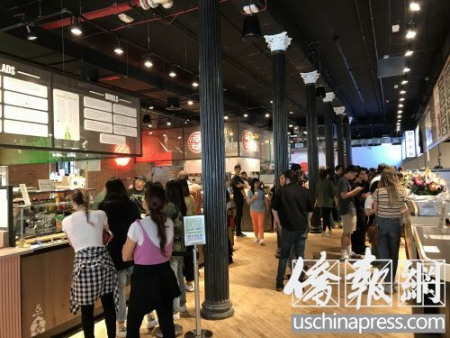 堅尼路創(chuàng)意集市推出全新美食廣場，食客排長龍。(美國《僑報》/陳辰 攝)