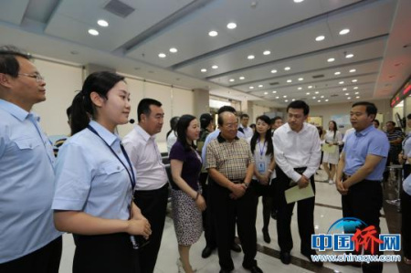圖為調(diào)研組一行了解鄭州市關(guān)于僑法宣傳、僑益維護(hù)等情況。 李丹丹 攝