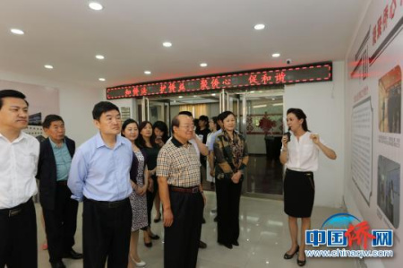 圖為調(diào)研組一行了解鄭州市關(guān)于僑法宣傳、僑益維護(hù)等情況。 李丹丹 攝