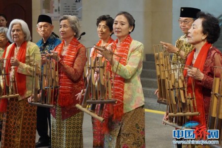 北京印尼萬(wàn)隆校友會(huì)群星昂格隆樂(lè)隊(duì)演奏樂(lè)曲《萬(wàn)隆頌》。周欣嬡 攝