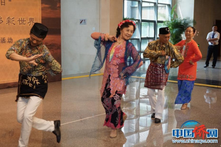 北京印尼聯(lián)誼會(huì)選送舞蹈《歡樂(lè)的集市》。周欣嬡 攝