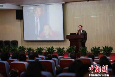 華裔名探李昌鈺與南大學子談成功：善用時間瞄準目標不放松。佘治駿 攝