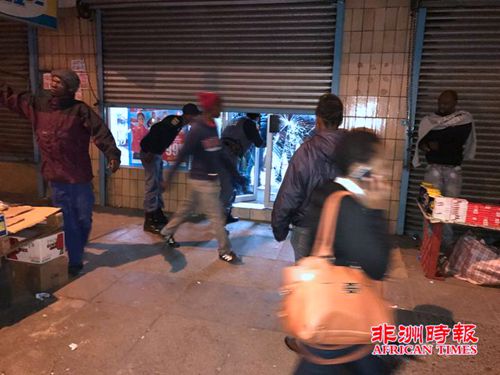 布隆方丹市爆發(fā)騷亂，多家中國店鋪受波及。(南非《非洲時(shí)報(bào)》)