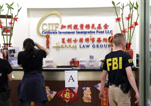 FBI日前對圣蓋博市夏利士律師事務(wù)所及相關(guān)的加州投資移民基金(CIIF)突檢。(美國《世界日報》援引美聯(lián)社)