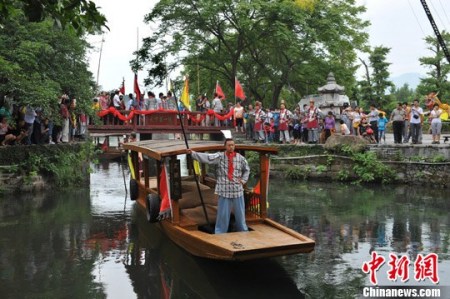 2012年8月23日，廣西興安縣舉行靈渠“天下第一陡”開閘啟航儀式，感恩開鑿靈渠先人，重現(xiàn)秦軍開閘啟航盛況。圖為模擬當(dāng)年秦代士兵開閘行船情景。<a target='_blank' >中新社</a>發(fā) 唐夢憲 攝